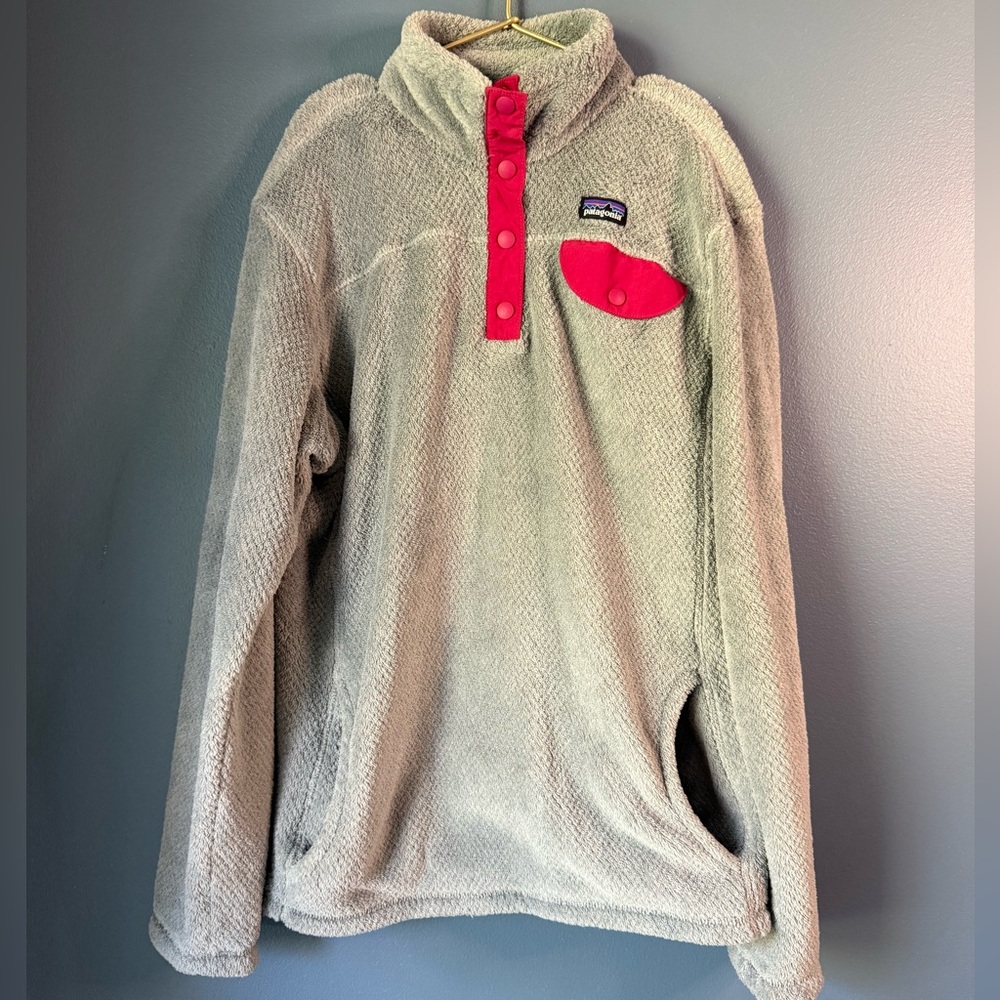 Patagonia‎ gray and pink snap fleece